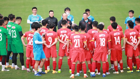Các tuyển thủ Việt Nam vẫn được ra sân tập luyện bình thường